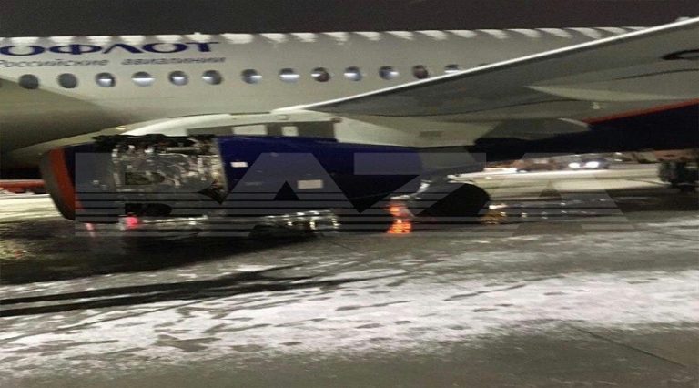 Aeroflot SU-100 yolcu uçağının motor kapağı düştü
