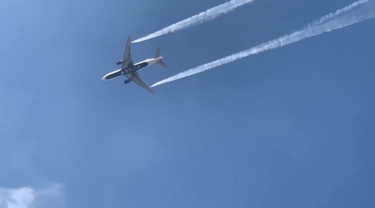 Delta uçağı yakıtı öğrencilerin üzerine boşalttı! (Videolu)