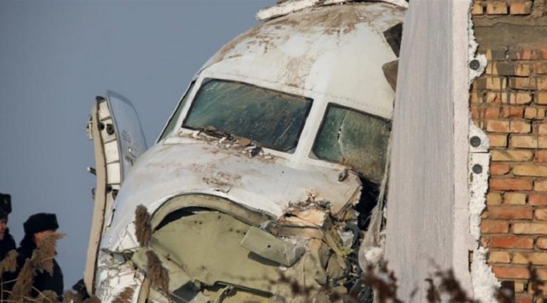 Bek Air uçağının düşüş anı güvenlik kamerasına yansıdı