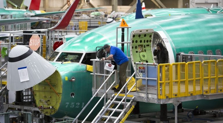 Boeing, uçağı daha uzun süre yerde kalmasına sebep olabilecek yeni 737 MAX yazılım sorununu ele alıyor