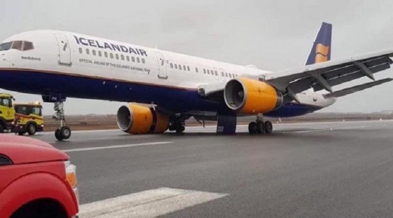 İcelandair uçağı sert iniş yaptı, iniş takımı kırıldı (Video Haber)