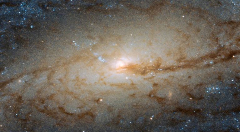 Hubble Uzay Teleskobu, galaktik trafik sıkışıklığını görüntüledi