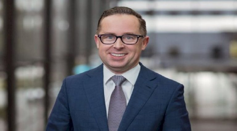 Qantas CEO’su, artan baskı nedeniyle görevinden planlanandan erken ayrıldı
