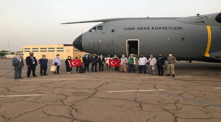 ÇAD’a yardım malzemesi götüren uçak 14 vatandaşla yurda döndü