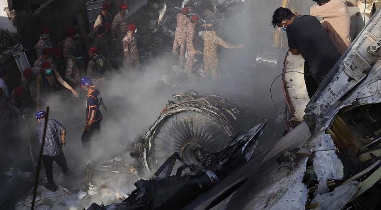 Pakistan’da düşen uçağın kamera görüntüleri ve kule ile konuşmaları kaydedildi
