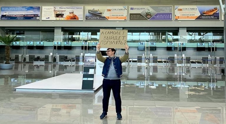 Havalimanında tek başına ‘Uçaklar havalansın” eylemi yaptı