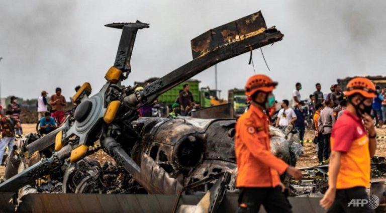 Endonezya’da askeri helikopter düştü, 4 kişi hayatını kaybetti