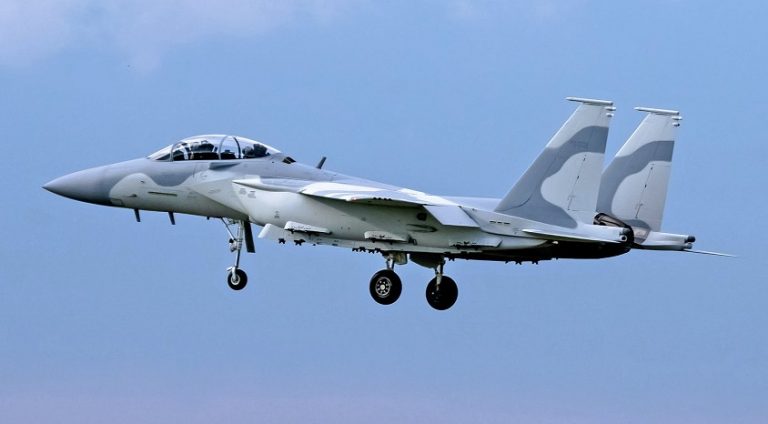 Katar’ın sipariş ettiği F-15QA savaş uçağı ilk uçuşunda görüntülendi