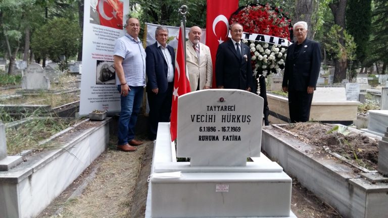 Vecihi Hürkuş ölümünün 51’inci yıl dönümünde kabri başında anıldı