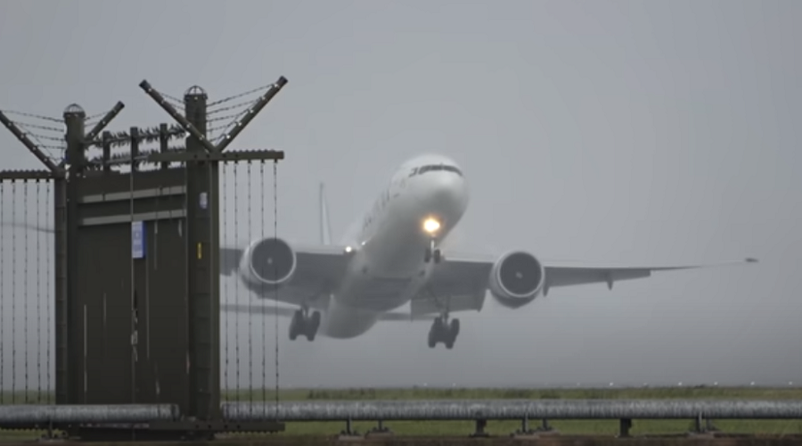 B777’den spotterları heyecanlandıran iniş (video)