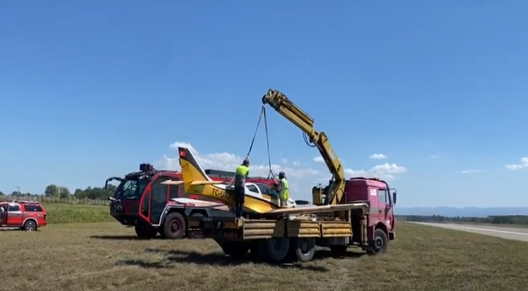 Samsun’da ultralight uçak gövde üzeri iniş yaptı (video)