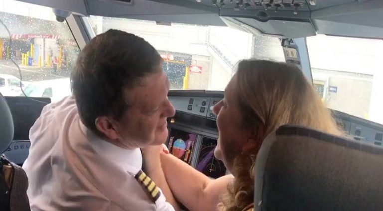 Pilot çift birlikte emekli oldu (video)