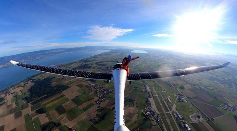 Raphael Domjan, sadece güneş enerjisiyle çalışan SolarStratos deney uçağından paraşütle atladı