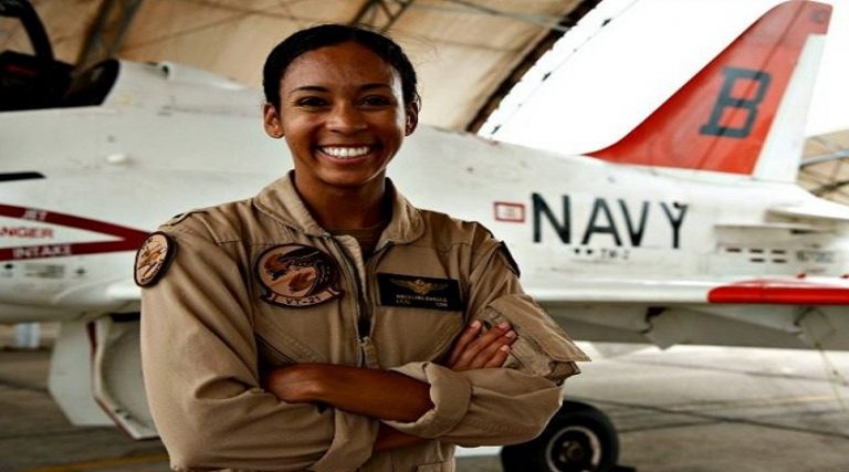 ABD’nin ilk siyahi kadın savaş uçağı pilotu brövesini taktı