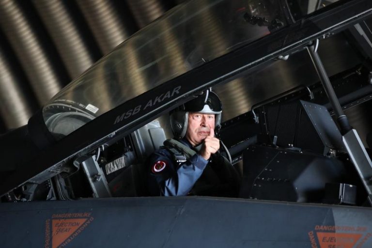 Milli Savunma Bakanı Hulusi Akar, Hava Kuvvetleri Komutanlığının yeni uçuş eğitim yılı açılışını F-16 ile yaptığı uçuşla gerçekleştirdi