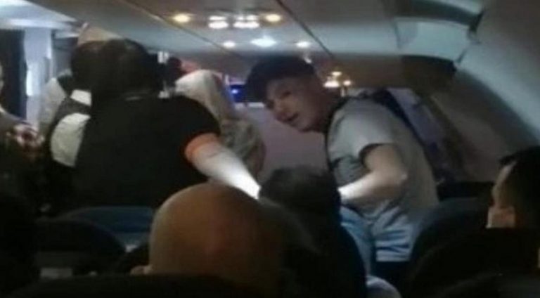easyJet uçağında ırkçı saldırı