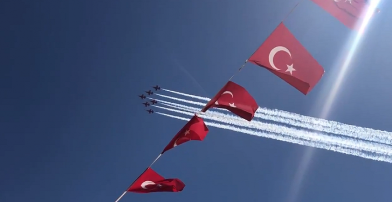 Türk Yıldızları’ndan, Manisa/Gördes, Manisa/Akhisar, Balıkesir ve Bursa/Yenişehir’de saygı/selamlama uçuşu