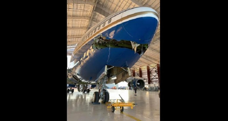 Hangarda kaza, iki uçak bir daha uçamayacak
