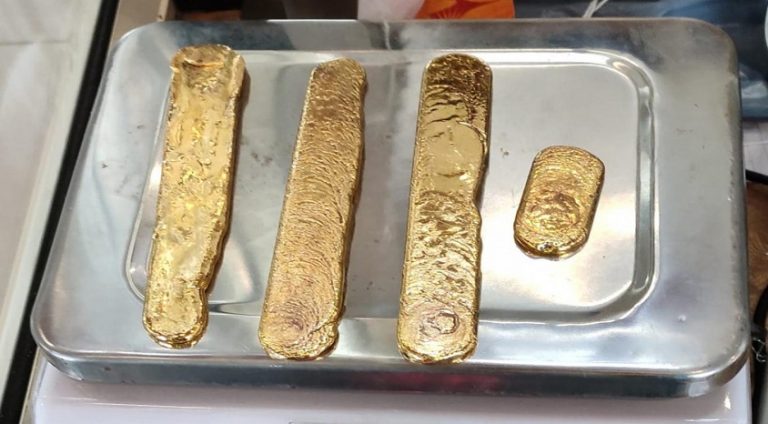 Garip yürüyen uçak yolcusunun içinden 1 kiloya yakın külçe altın çıktı