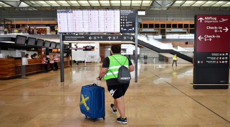 Berlin’in “lanetli” havalimanı nihayet açılıyor