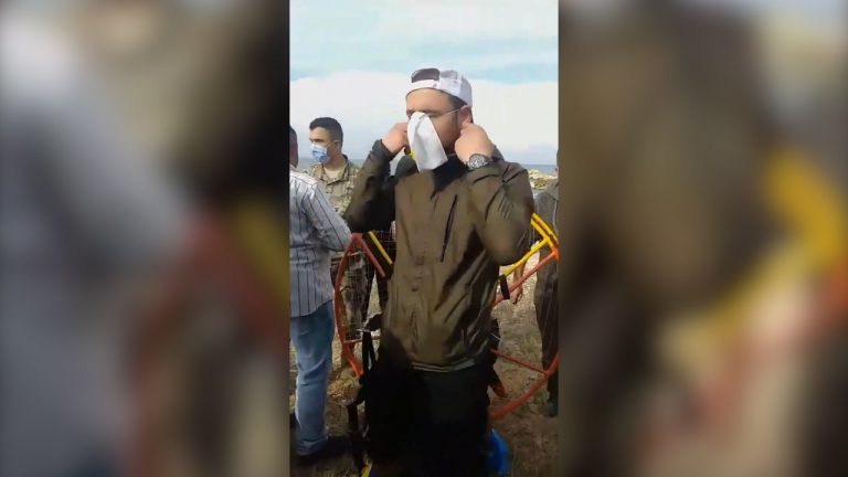 Rüzgara kapılan Türk paramotorcu Lübnan sahiline iniş yaptı