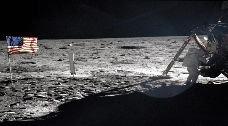 Ay’a ilk kez ayak basan Neil Armstrong’un yüzeydeki tek fotoğrafı müzayedeye çıkarıldı