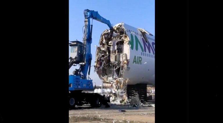Hurdaya ayrılan B747 böyle parçalandı (videolu)