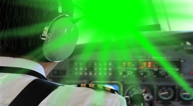 Lazerle pilotu hedef aldılar, yolcu uçağı geri döndü