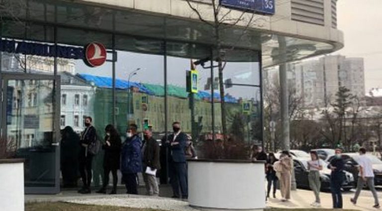 Rus turistler Moskova’da THY ofisi önünde uzun kuyruk oluşturdu