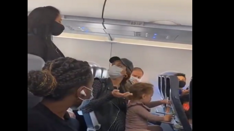 Maske krizi, ailece uçaktan atıldılar