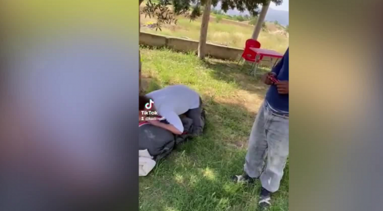 Burdurlu çiftçi paraşütle tarlasına inen turiste çikolata verdi