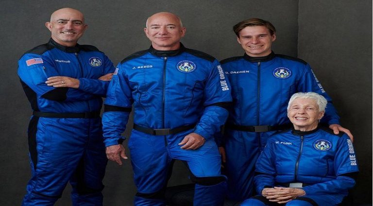 Jeff Bezos kendi roketiyle uzaya gitti