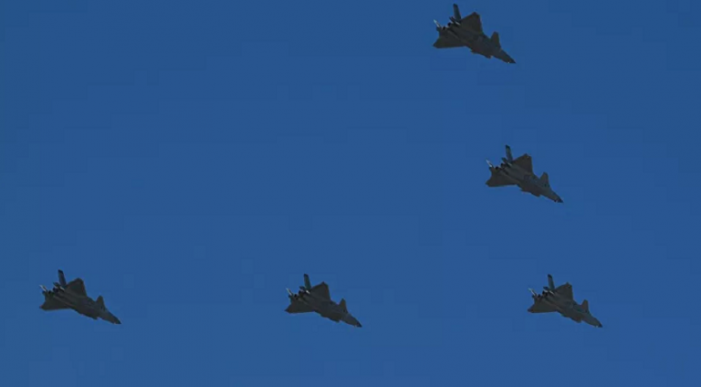 Çin, beşinci nesil J-20 jetinden aynı anda 15 tane havalandırdı