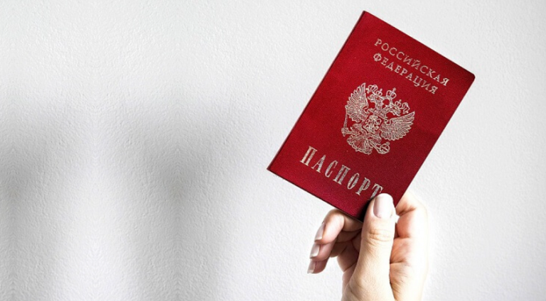 Ruslar klasik pasaportlarını çipli kimlik kartlarıyla değiştirmekte kararsız