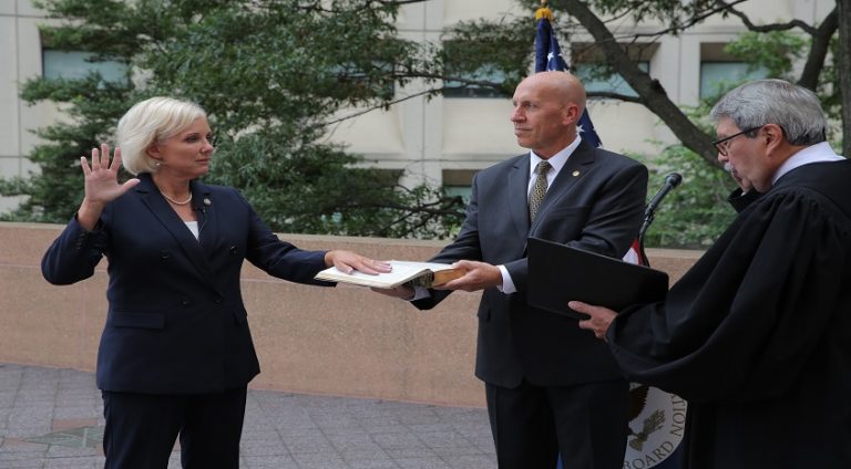 Jennifer Homendy NTSB Başkanı olarak yemin ederek göreve başladı