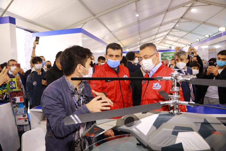 Gücünü Türkiye’nin gençlerinden alan TEKNOFEST, yağmurlu havaya rağmen ziyaretçi akınına uğradı