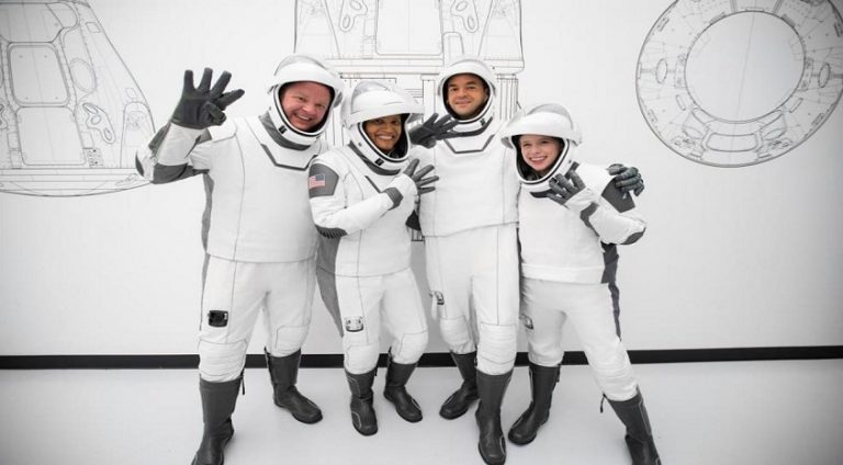 SpaceX eğitimini tamamlayan Inspiration4 mürettebatı, öncü uçuşa doğru yola çıktı