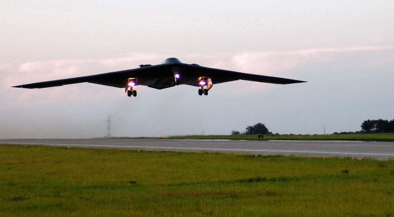 Hava Üssü, B-2 Spirit bombardıman uçağının acil inişinden sonra uçuşlara kapatıldı