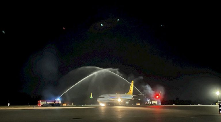 Pegasus Havayolları Oş seferinde su tagıyla karşılandı