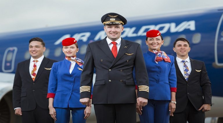 Air Moldova uçuş ekipleri yeni tasarım üniformalarıyla uçuyor