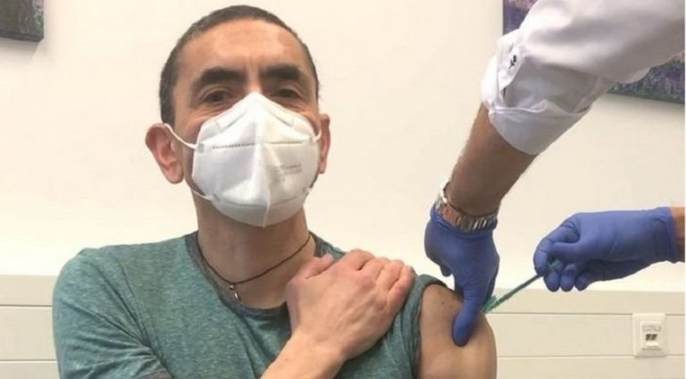 BioNTech’in CEO’su Uğur Şahin, aşı olmadığı yönündeki iddialara fotoğrafla cevap verdi