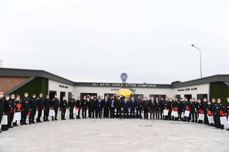 Antalya Valisi Ersin Yazıcı, Havalimanı polis memuru ve özel güvenlik personelini ödüllendirdi