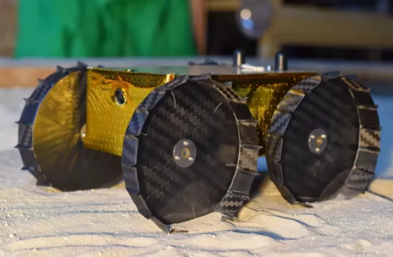 Iris: Öğrencilerin yaptığı robot, Ay yüzeyinde araştırmalara hazırlanıyor