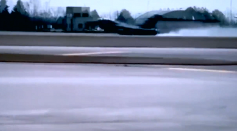 F-16 tipi savaş uçağının acil inişi görüntülendi