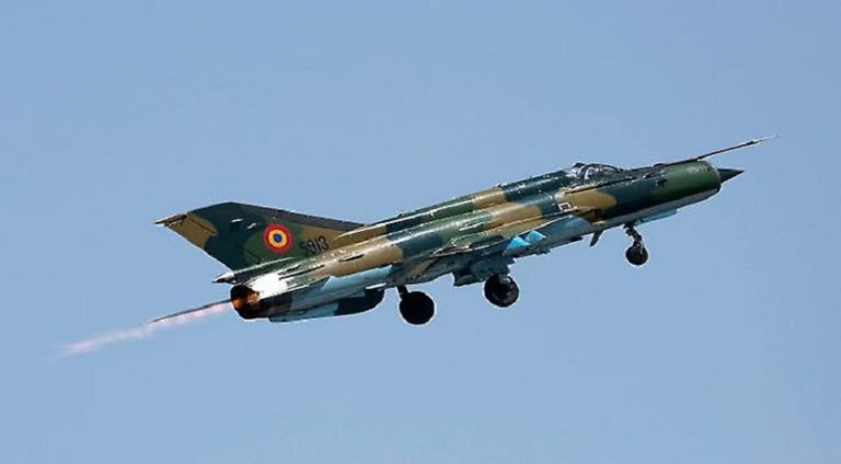 Romanya’da savaş uçağı ile askeri helikopter düştü