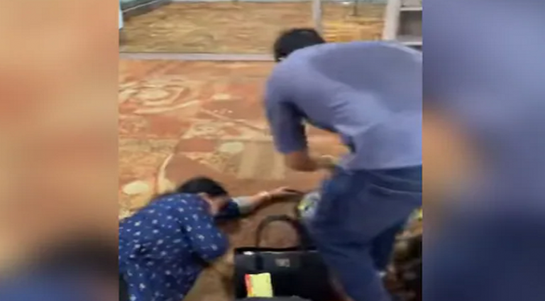 Yer personeli fenalık geçirip bayılan kadın yolcuyu sadece seyretti! (video)