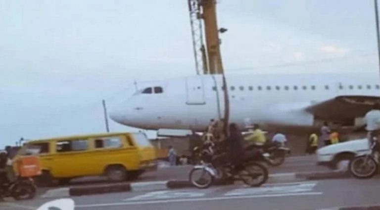 Nijerya’da işlek otobanda görülen uçak halkın kafasını karıştırdı