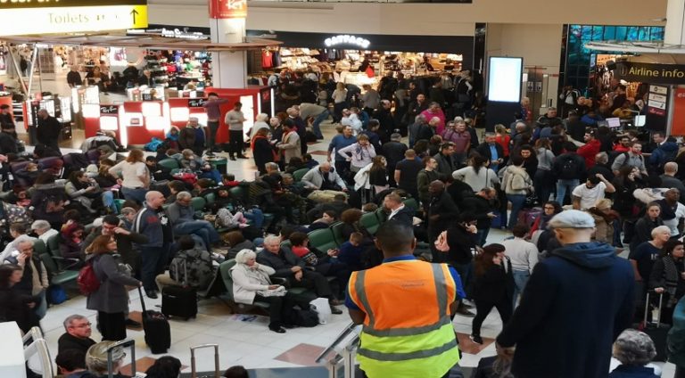 İngiltere ve Avrupa havalimanlarında kaos var