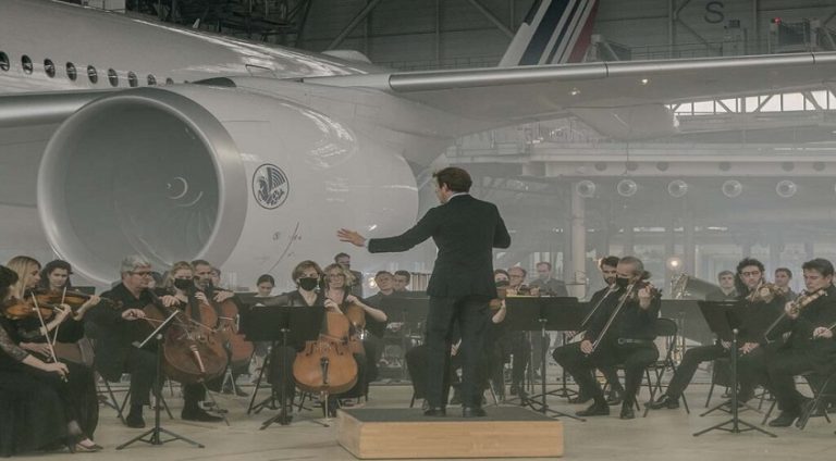 Air France’in A320 pilotu 80 kişilik filarmoni orkestrasını yönetti (video)