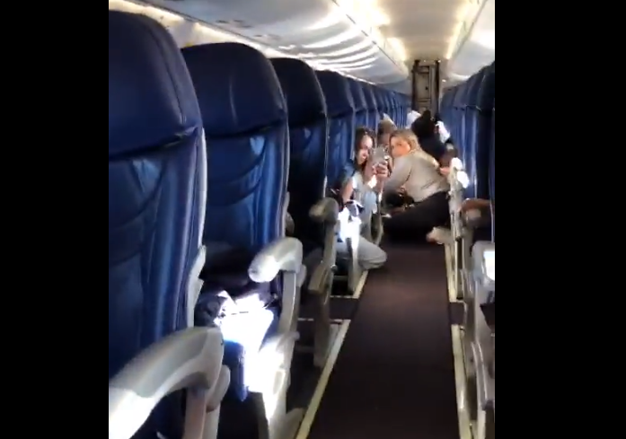 Havalimanında silah sesleri! Aeromexico Embraer E190LR’ye kalkış sırasında mermi isabet etti (video)